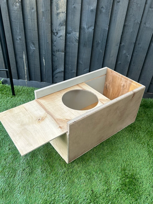 Animal Nesting Box With Sliding Door