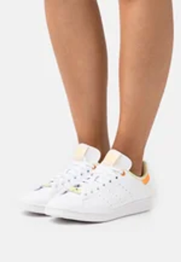 adidas Originals STAN SMITH VEGAN - Baskets basses - white/almost yellow/orange rush/blanc - ZALANDO.FR