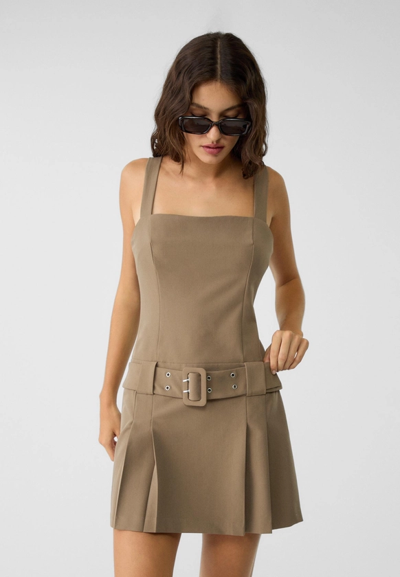 Robe courte plissée avec ceinture - Mode femme | Stradivarius France