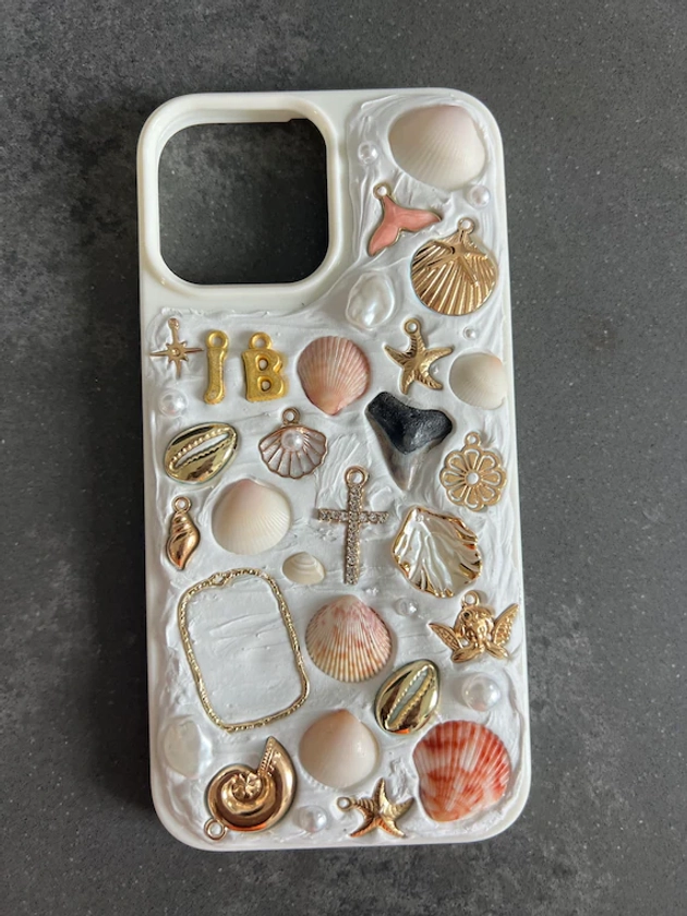 Coque iphone fait main personnalisable inspiré de Memor. Personnalisé avec des coquillages cueillis à la main, des dents de requin, du verre de mer et des breloques des plages de Floride.