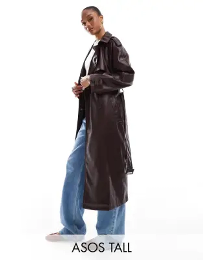 ASOS DESIGN Tall - Trenchcoat met leerlook in bordeauxrood