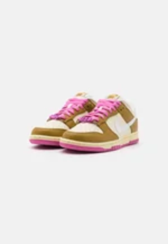 Nike Sportswear DUNK SE - Sneakers laag - bronzine/coconut milk/playful pink/alabaster/brons - Zalando.be