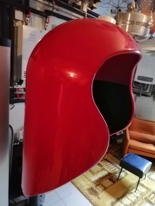 Cabine téléphonique vintage en forme de casque rouge