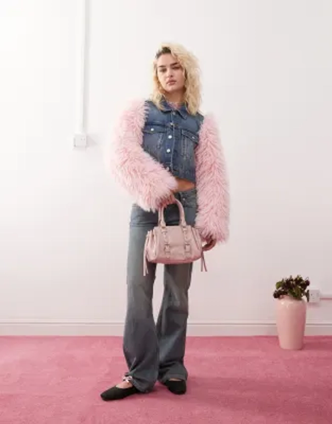 Monki - Veste en jean à manches roses en fausse fourrure - Bleu moyen délavé | ASOS