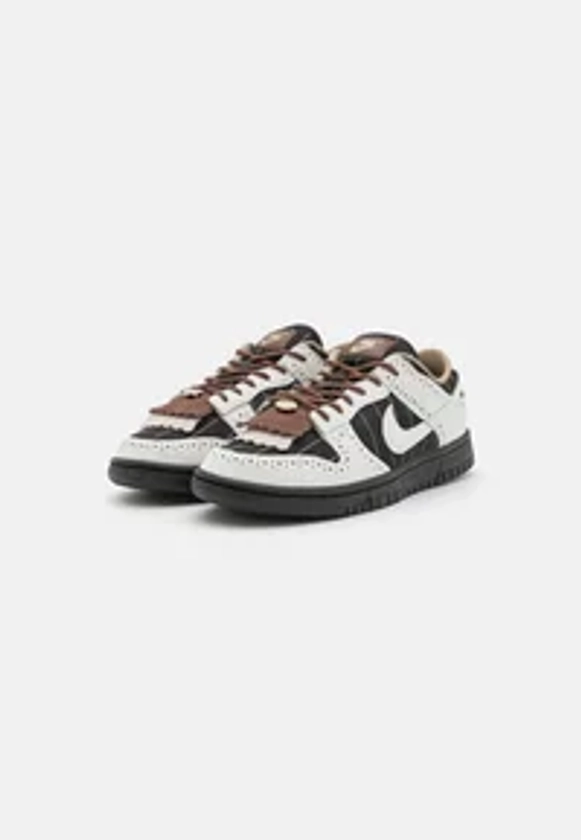 Nike Sportswear DUNK LOW LX - Sportbačiai - black/summit white/black/cacao wow/metallic gold/juoda - Zalando.lt