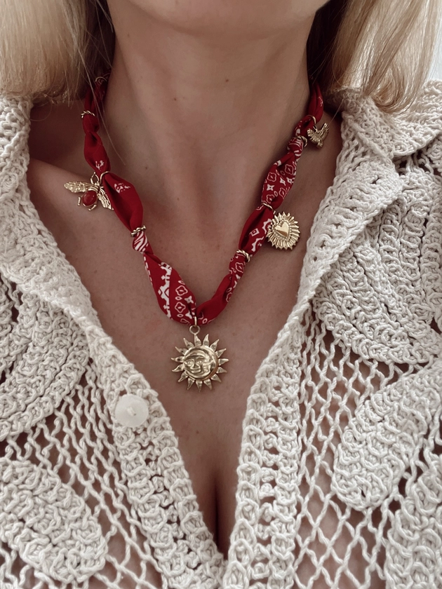 Collier NERINE 2 en 1 en tissu bandana et breloques rouge et doré