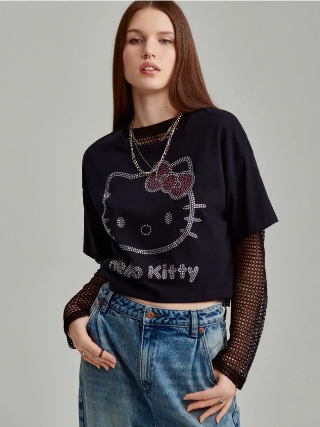 Czarny crop top z krótkim rękawem i motywem Hello Kitty