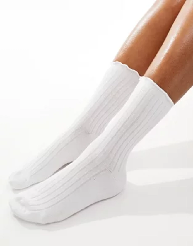 Vero Moda – Gerippte Socken in Weiß mit Rüschen | ASOS