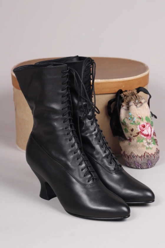 Feminine soft Edwardian boot with pompadour heel, 1900-1915 - Black - Rose