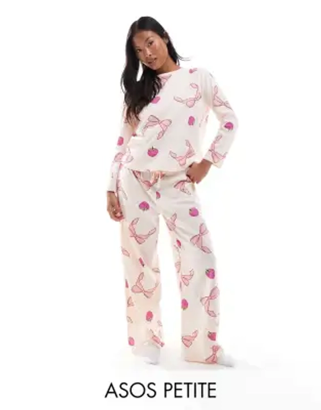 ASOS DESIGN Petite - Ensemble de pyjama avec pantalon et top manches longues à imprimé nœuds et fruits - Rose | ASOS