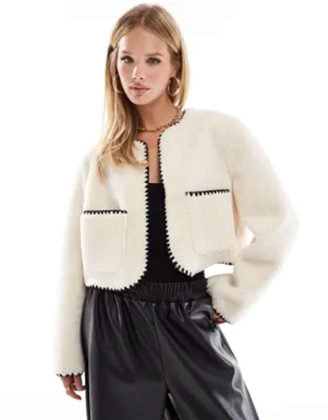 ASOS DESIGN - Veste sans col en imitation peau de mouton à surpiqûres contrastantes - Crème