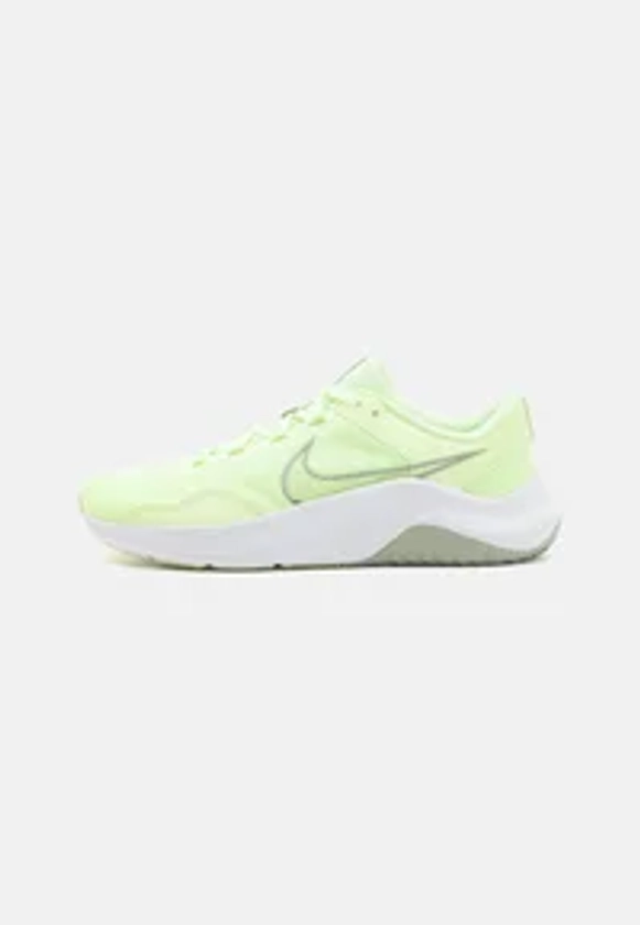 Nike Performance LEGEND ESSENTIAL 3 - Chaussures fitness - barely volt/olive aura/jade horizon/jaune fluo - ZALANDO.FR