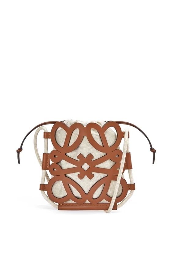 Anagram Cut-Out Crossbody en cuir de veau classique et toile Tan/Écru - LOEWE