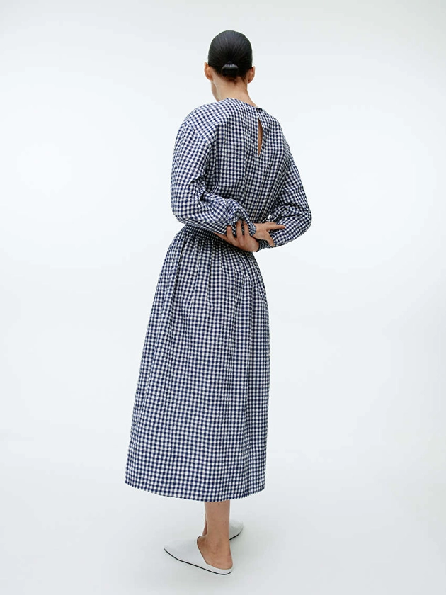 Robe vichy à taille smockée - Bleu foncé/Blanc - Dresses - ARKET FR