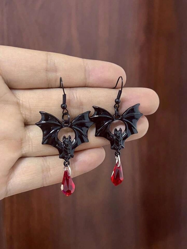 Un par de pendientes negros de murciélago y cristal rojo de estilo gótico oscuro punk, adecuados para que las mujeres los usen a diario.