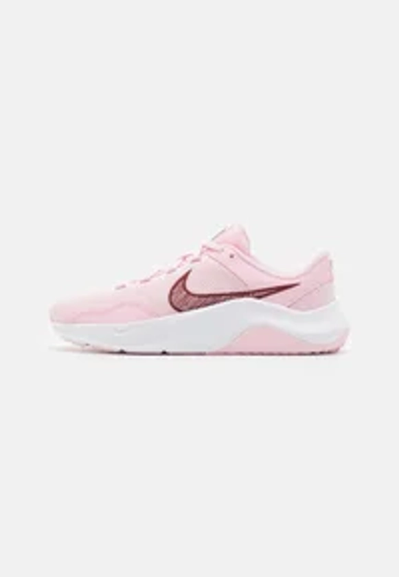 Nike Performance LEGEND ESSENTIAL 3 - Chaussures fitness - pink foam/dark team red/fierce pink/platinum tint/rose - ZALANDO.FR