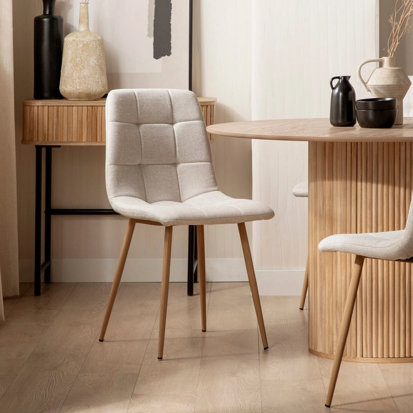 Chaise de salle à manger tapissée beige avec pied naturel Ailan | Klast Home