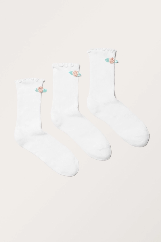 3-pack Ribbed Rose Socks - White - Rose detail - Monki GB