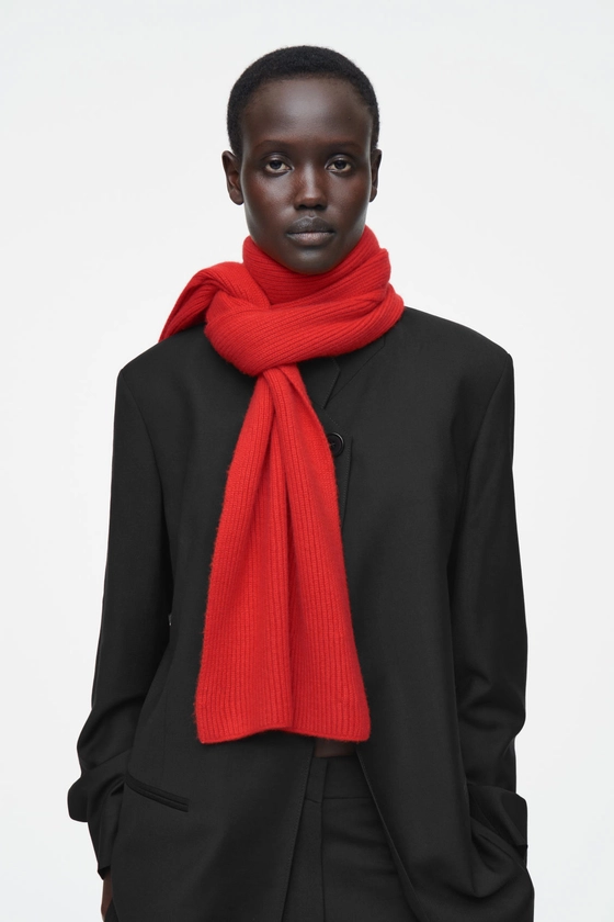 RIBBED WOOL AND CASHMERE SCARF - RED - COS