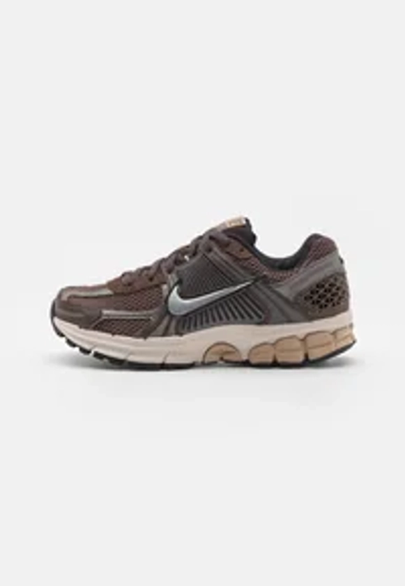 Nike Sportswear ZOOM VOMERO 5 - Baskets basses - baroque brown/chrome/light orewood brown/hemp/black/white/marron - ZALANDO.FR