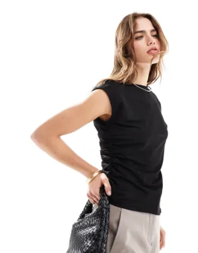 Mango - T-shirt asymétrique doux au toucher - Noir | ASOS