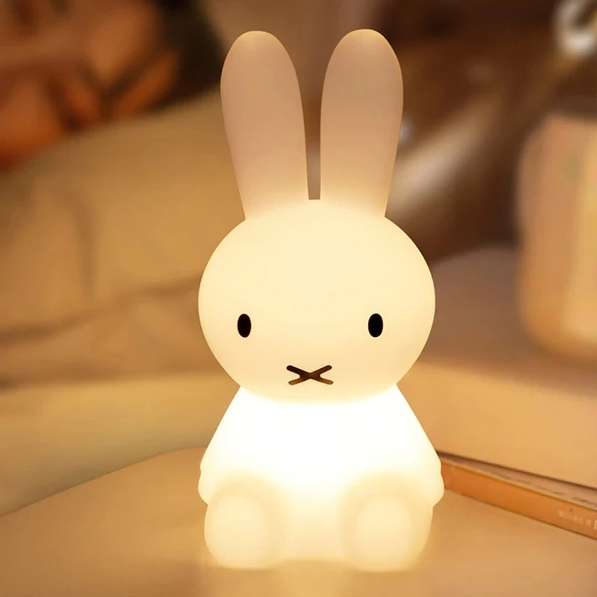 Lámpara de noche 3D para niños, luz de escritorio recargable con protección ocular de conejo de dibujos animados de Anime Kawaii, lámpara de mesita de noche para dormitorio, lámpara de campamento