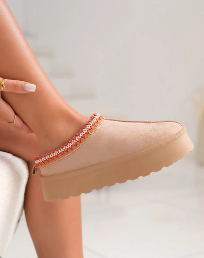 Mules femme beige tendance avec plateforme et surpiqûres rouges et blanches