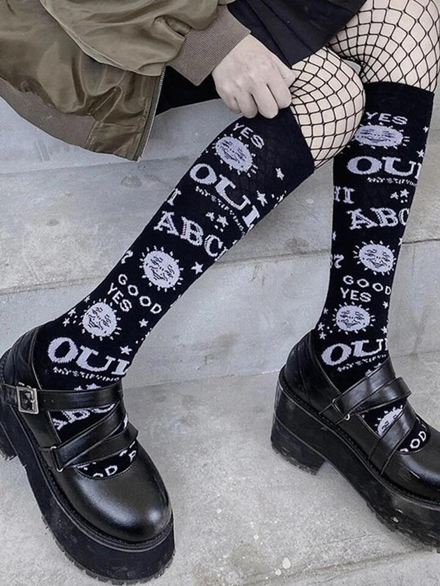 Calcetines largos hasta la rodilla con diseño gótico de luna y estrella, con letra y diseño transpirable para mujeres