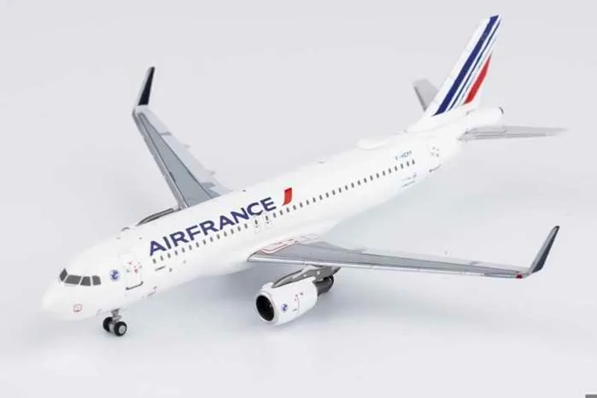 Maquette AIR FRANCE AIRBUS A320-200 Sharklets Métal F-HEPF COGNAC au 1/400