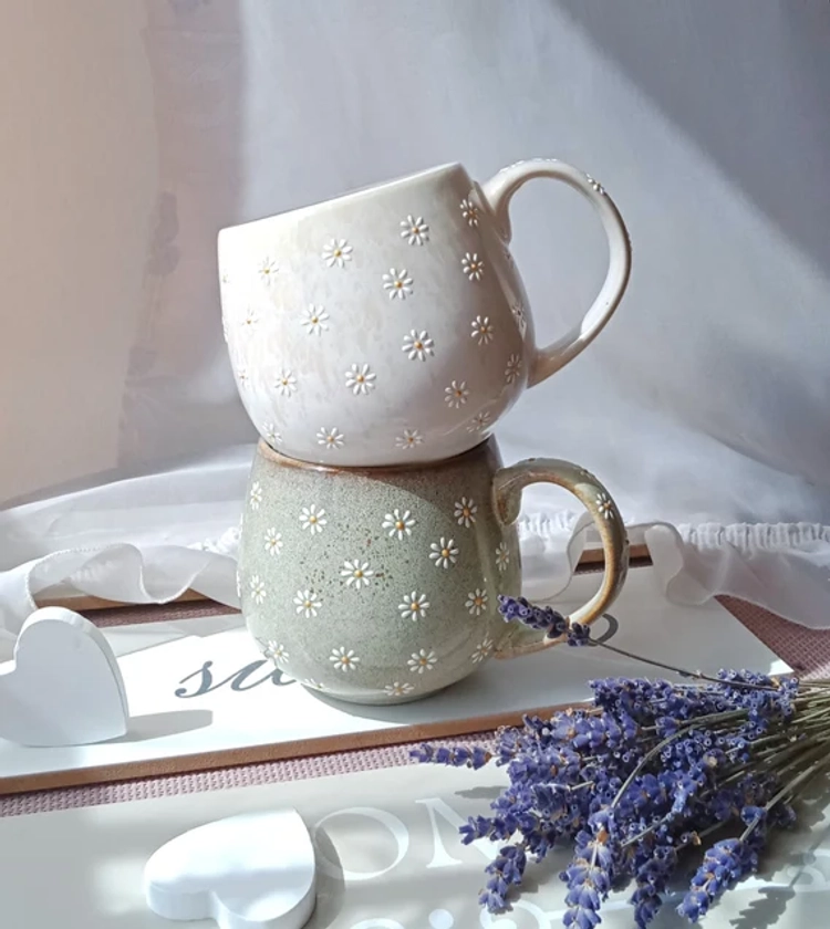 Mug marguerite | Tasses à thé confortables | Tasse en céramique à cappuccino Daisy | Jolie poterie marguerite | Tasse peinte à la main | Cadeau de fiançailles | Cadeau de mariage