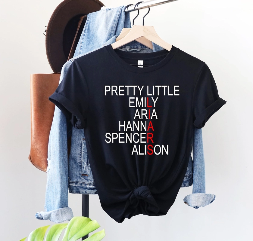 Pretty Little Liars T-Shirt - Chemise d’émission de télévision - Cadeau pour ami - Chemises à la mode - T-shirts graphiques pour femmes