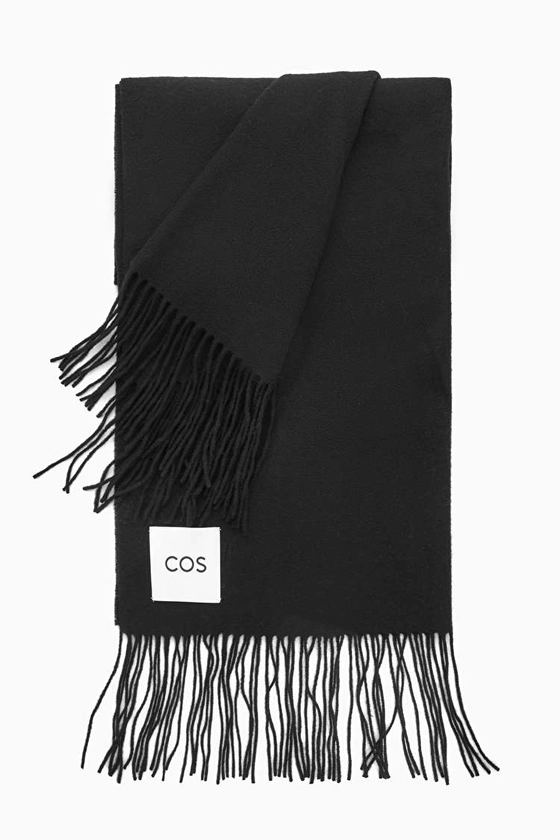 FRINGED PURE WOOL SCARF - BLACK - COS
