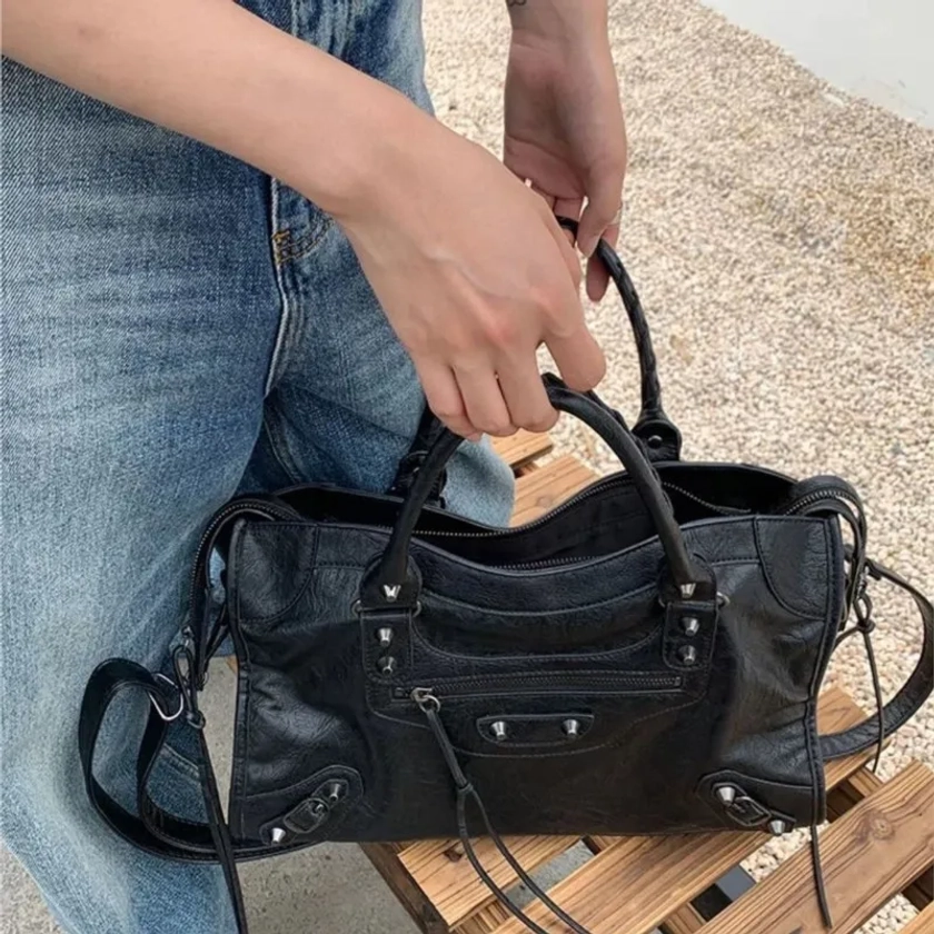 Ins-Sac messager noir pour femme, étui à bombes, cuir rétro, rivet, sacs pour ordinateur portable, poignée pour femme, 13 