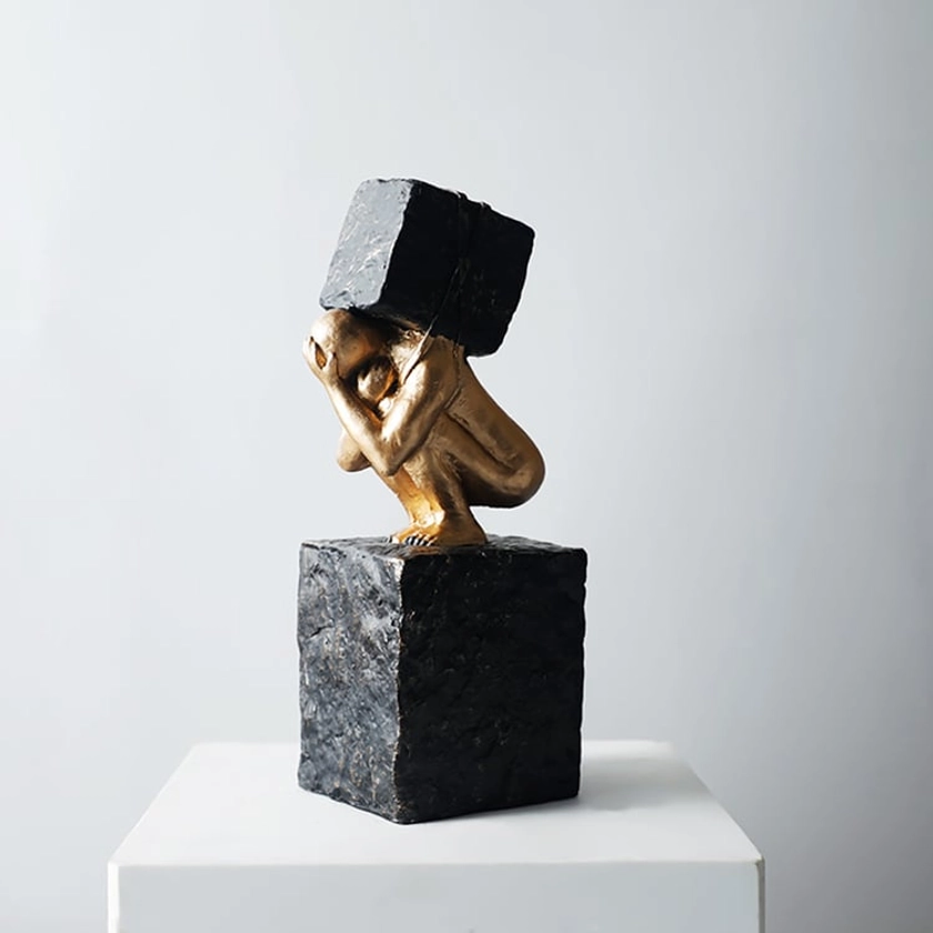 Penseur en résine noire et dorée avec sculpture en pierre lourde, statue de personne, art d'ornement | Homary FR