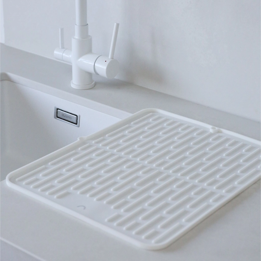 DESIGNSTUFF Folding Silicone Drying Mat Large w/ Drainage Mouth White