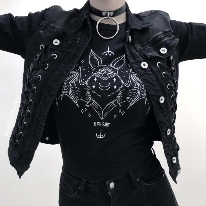 Camiseta estampada gótica para mujer, Top negro suelto de manga corta con cuello redondo - AliExpress