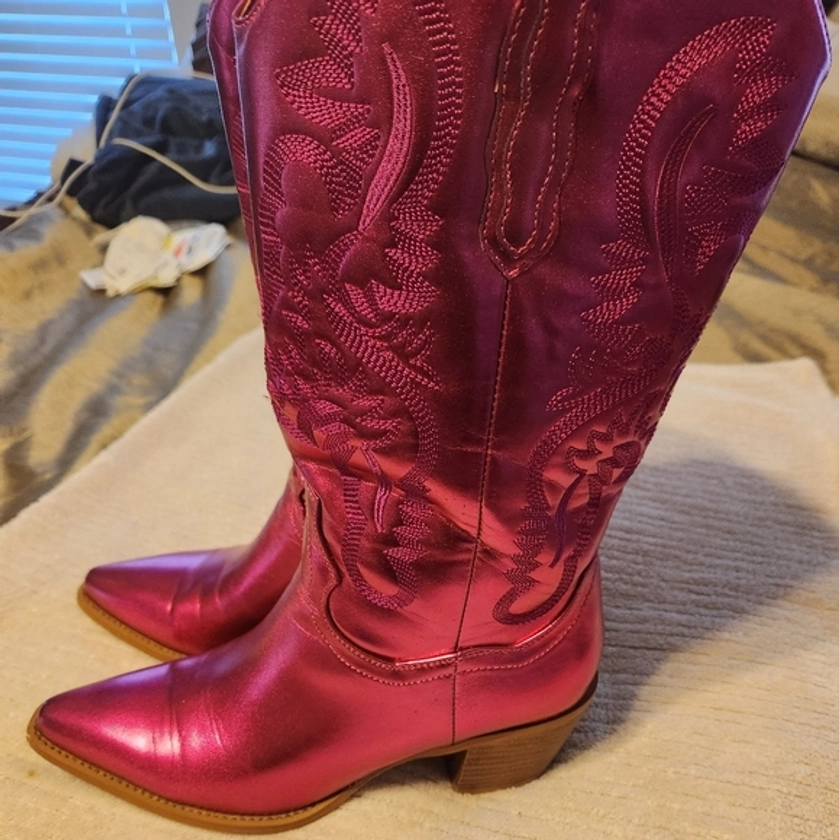 Like new Metalalic Fusha Cowgirl Boots