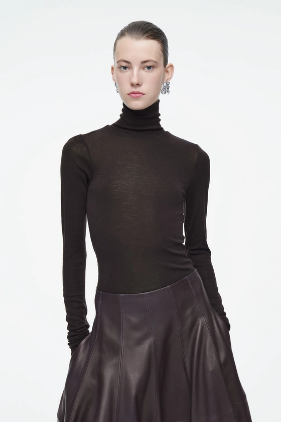 MERINO WOOL TURTLENECK TOP - DARK BROWN - COS