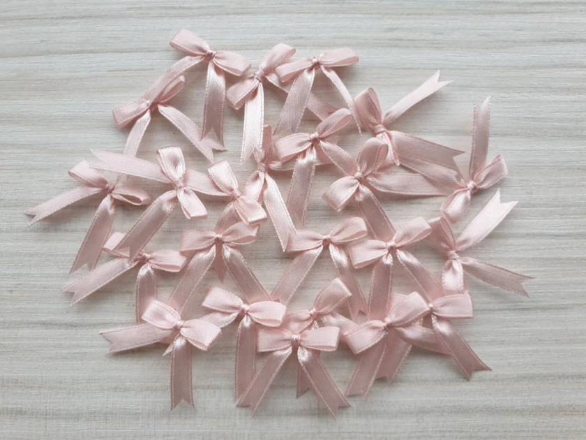 50/100 Blush Pink Mini Satin Ribbon Bows Applique Embellishments Wedding Decoration Fabric Bow Card Making Scrapbooking Small Tiny Bows