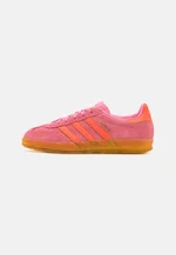 adidas Originals GAZELLE INDOOR - Sneakers - beam pink/solar red/ljusrosa - Zalando.se