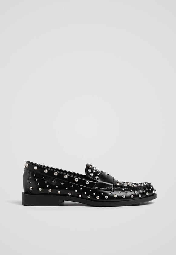 Mocassins plats avec clous - Toutes femme | Stradivarius France