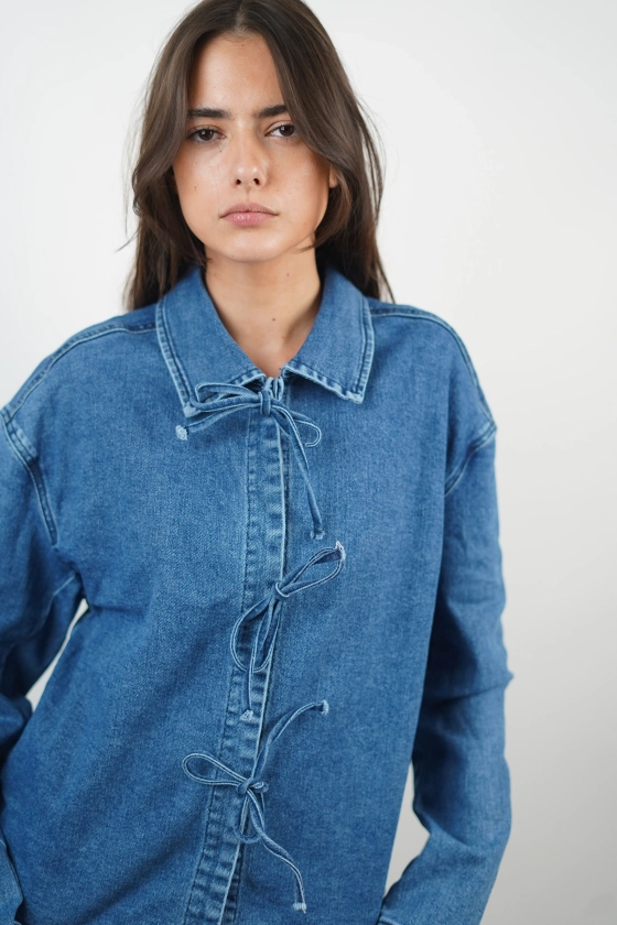 Blouse bleue en jean à noeuds