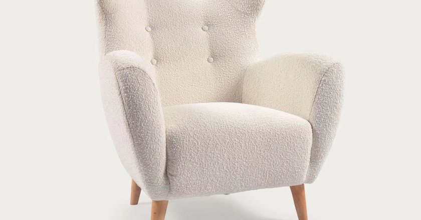 Fauteuil Patio en laine bouclette blanche et pieds en bois d'hévéa naturel | Kave Home®