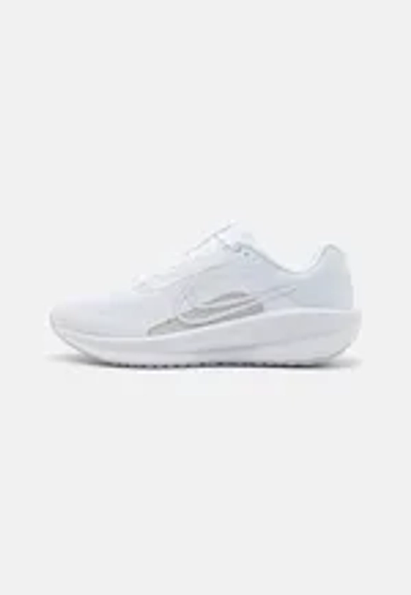 Nike Performance DOWNSHIFTER 13 - Chaussures de running neutres - white/platinum tint/blanc - ZALANDO.FR