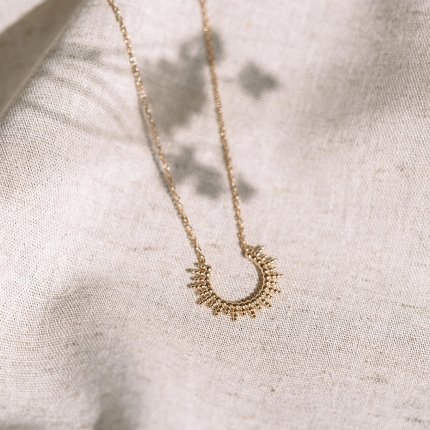 Collier fin plaqué or, pendentif demi cercle avec rayons de soleil | Nerina Bijoux