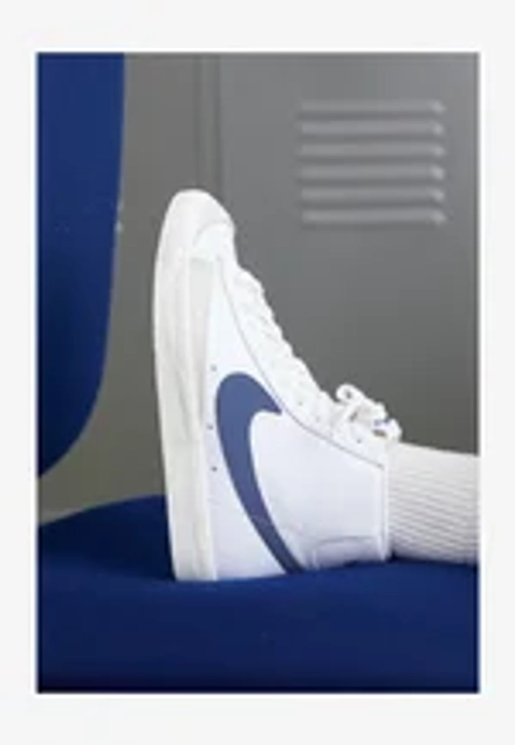 Nike Sportswear BLAZER MID 77 - Sneakers hoog - white/diffused blue/sail/wit - Zalando.nl