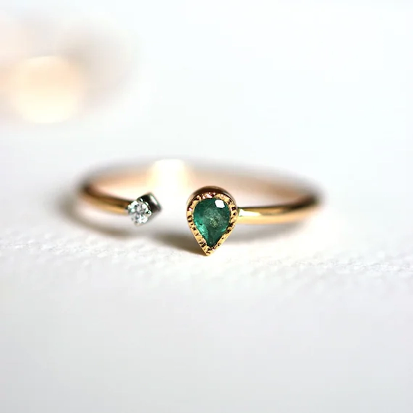 Bague de fiançailles ouverte - Bague ouverte en or 14 carats avec émeraude et diamants - Bague de mariage minimaliste en forme de poire émeraude et diamants