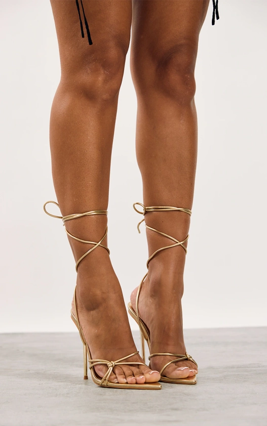 Sandales lacées pointues en similicuir doré métalissé à noeuds