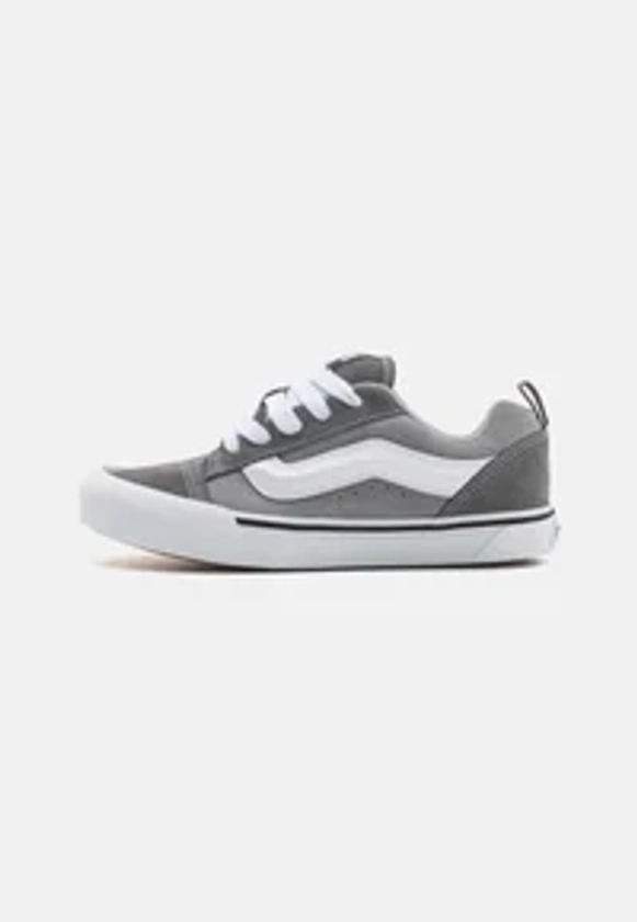 Vans KNU SKOOL UNISEX - Chaussures de skate - pewter/grey/white/gris - ZALANDO.FR