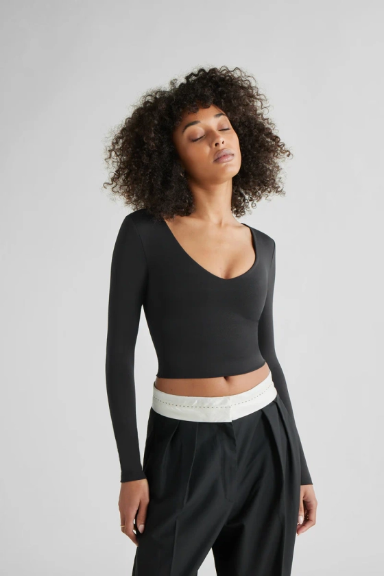 Malam Black V Neck Long Sleeve Crop Top | KLAYD